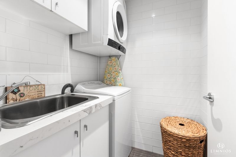 Oversize apartment with park views!