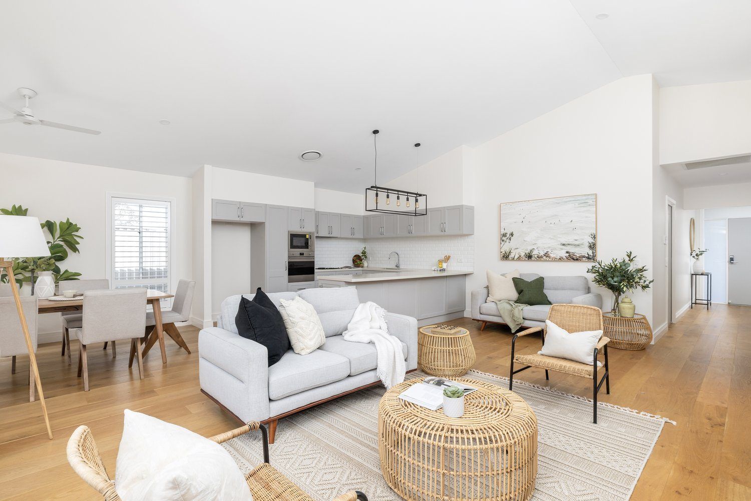 Elegant Three-Bedroom Retreat - Sunlit Alfresco Living