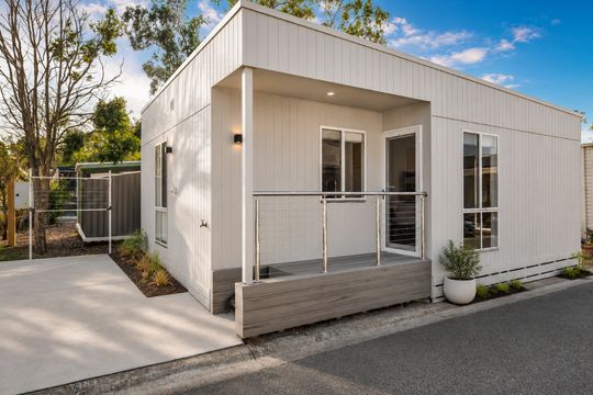 Welcome to The Mountaingum, where contemporary comfort meets effortless living. 