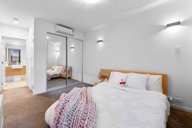 Top Floor Apartment With Spectacular Views!