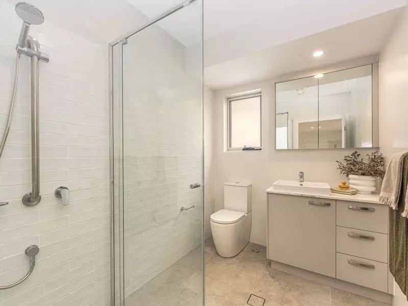 Stylish, single-level living with golf course views