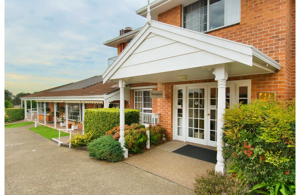 Sun-Filled, Fully Renovated Serviced Apartment with Easy Street Access