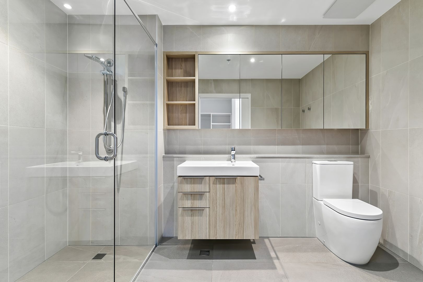 Luxury two-bedroom, two-bathroom apartment with direct Ascot racecourse views!