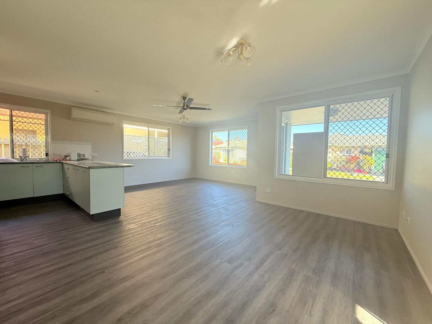 Freshly Painted & New Floor - Ready to Move in - OVER 50'S LIFESTYLE LIVING - GATED COMPLEX 