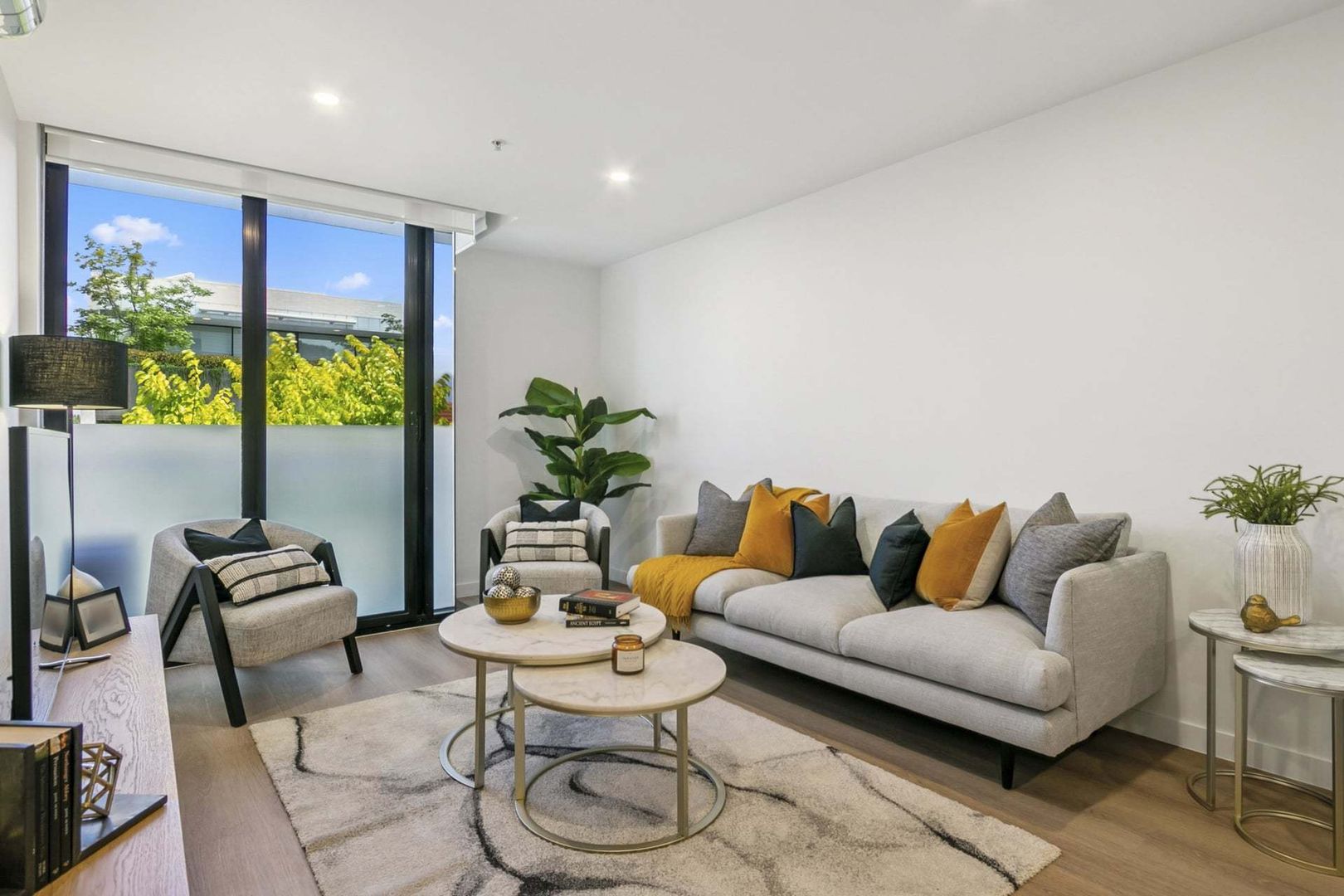 Brighton Bayside Apartment - Fully Refurbished