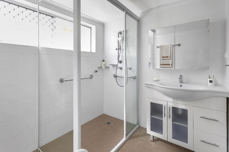 Gorgeous modern unit with easy access and conveniently located.