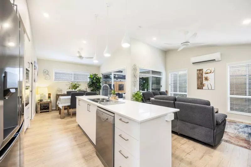 Stylish Corner Home – Extended Private Alfresco