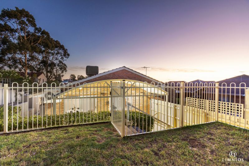 Spacious end villa with massive yard!