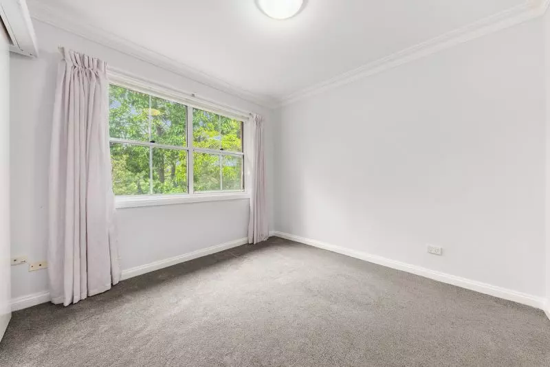 EAST FACING  SOUGHT  AFTER LAYOUT WITH A LEAFY ELEVATED OUTLOOK ENJOYING THE MORNING SUN