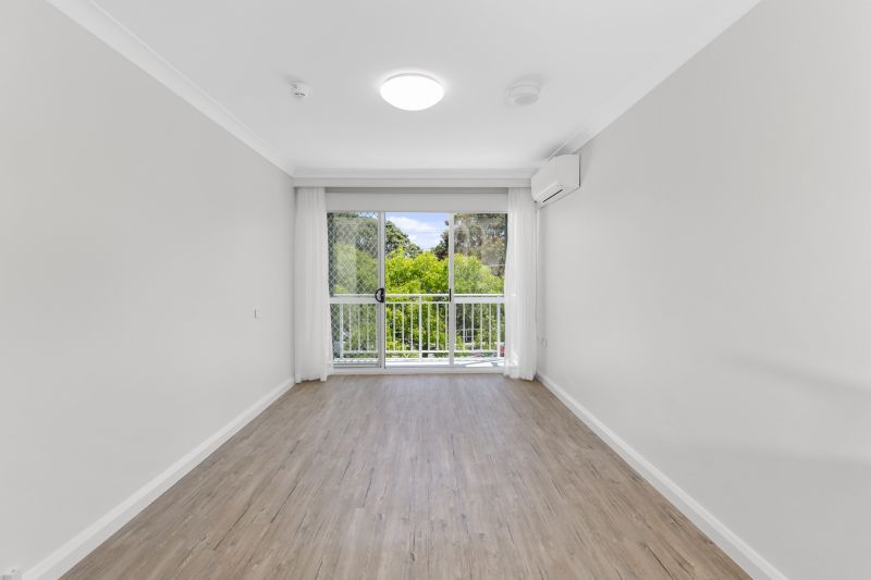 Beautifully renovated 1 bedroom unit with large open plan living/kitchen area