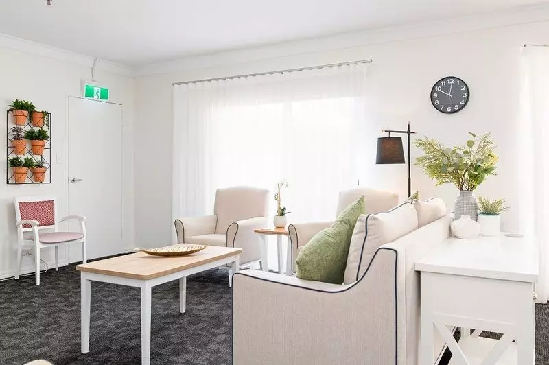 Lovely, bright apartment with entry to courtyard