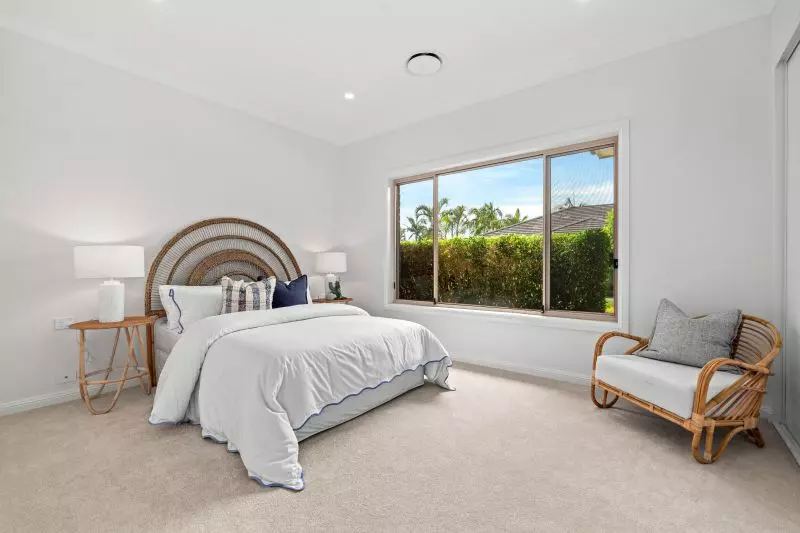 Spacious villa with double lock up garage