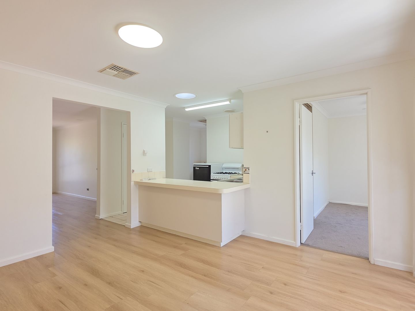 Welcoming two bedroom Vila - Perfect location in Bentley (refurbished before settlement)