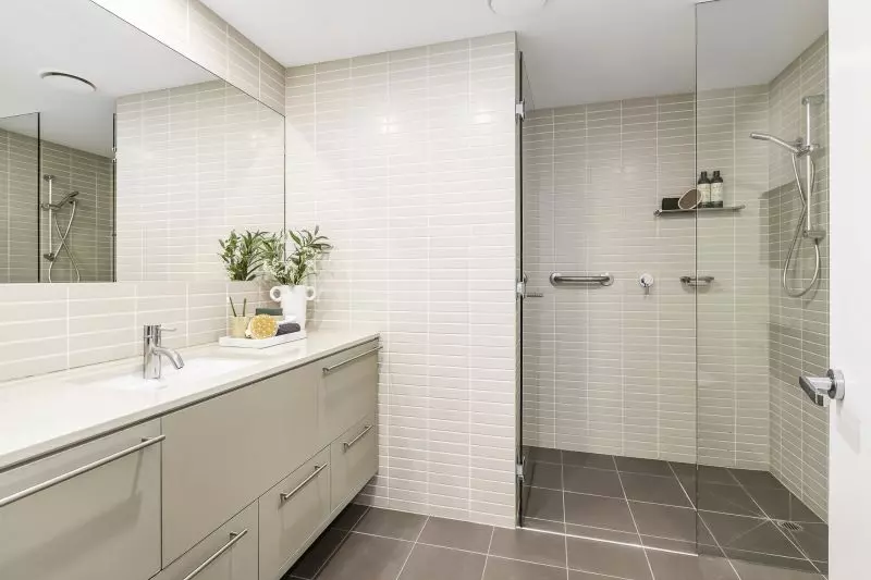 North-facing 2-bedroom apartment with views!