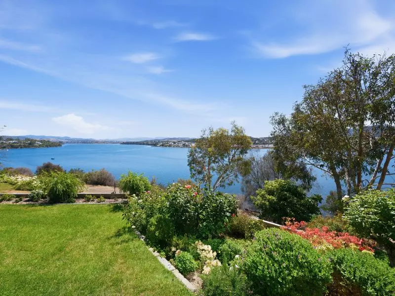 North Facing Villa With Views of Derwent River
