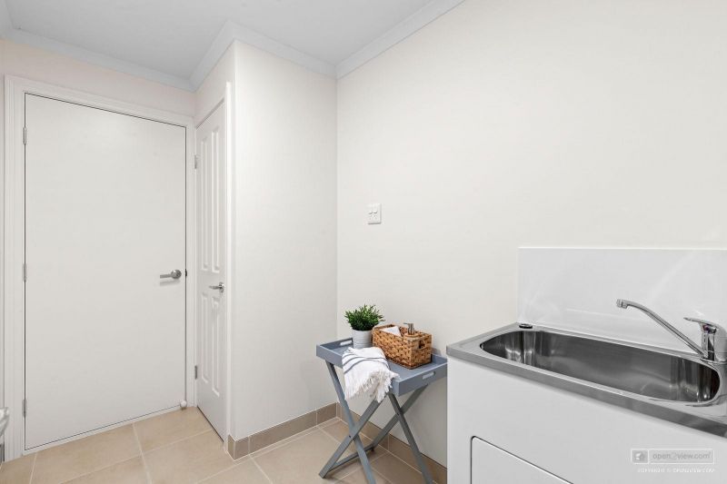 ** UNDER OFFER **   Fully renovated and ready to move in!