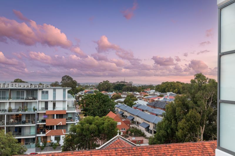 Top Floor Apartment With Views!