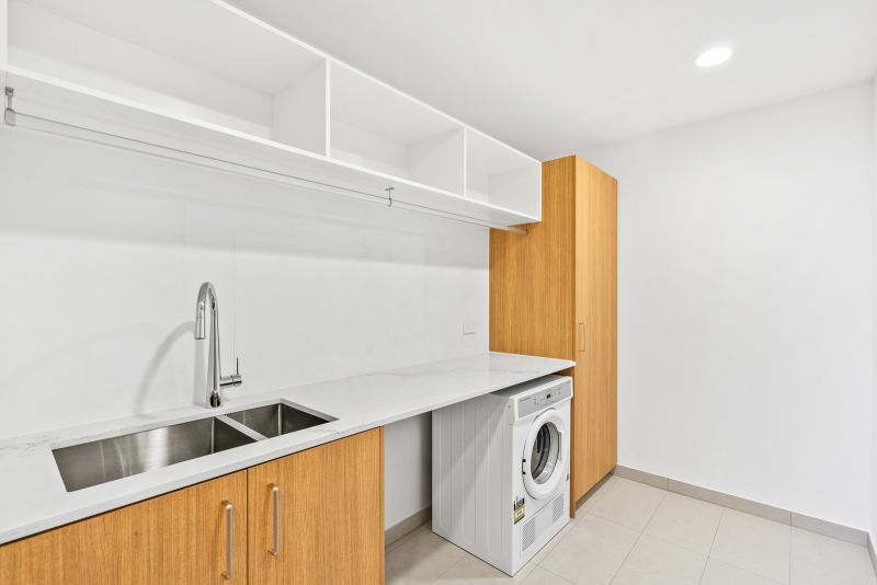 Corner north-facing apartment with spectacular Broadbeach Skyline views