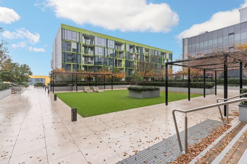 Contemporary and Stylish Living, Central Location!