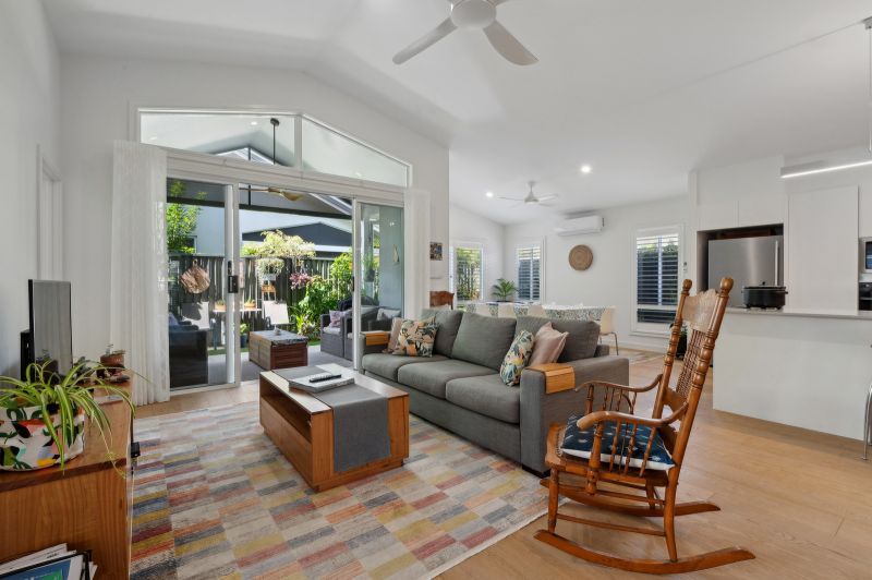 Stylish Living with Lovely Green Surrounds