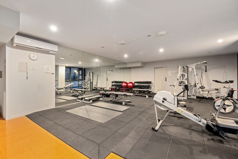 Top Floor Apartment With Views!