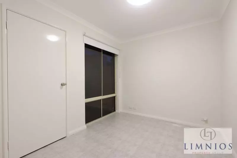 Street Front Home In Quiet Cul - De - Sac