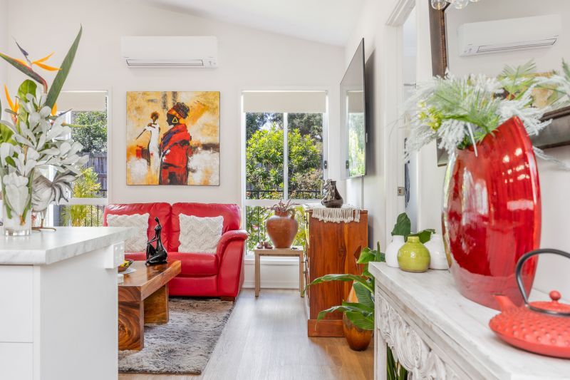 Vibrant Modern Home – Carefree Alfresco Living!