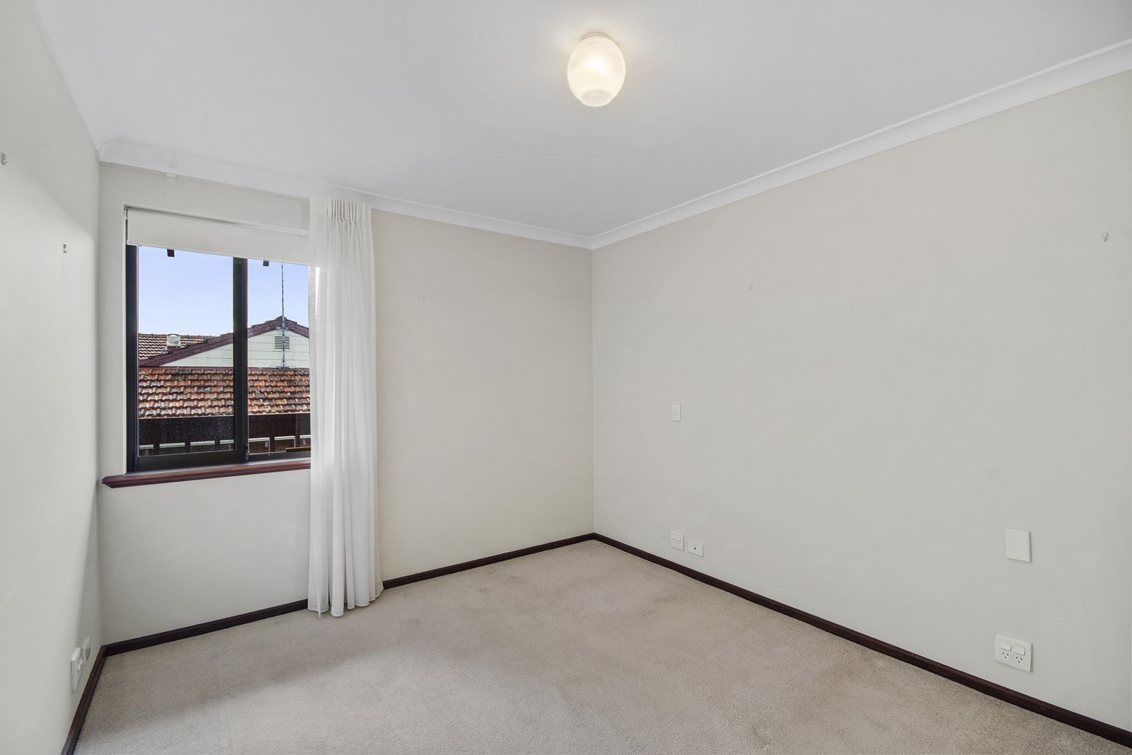 Light and bright first floor apartment overlooking gardens