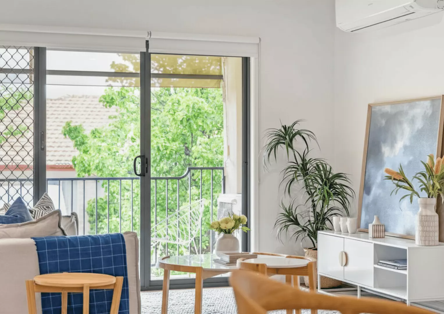 Amazing Village Apartments, in the Heart of the Shopping Hub 