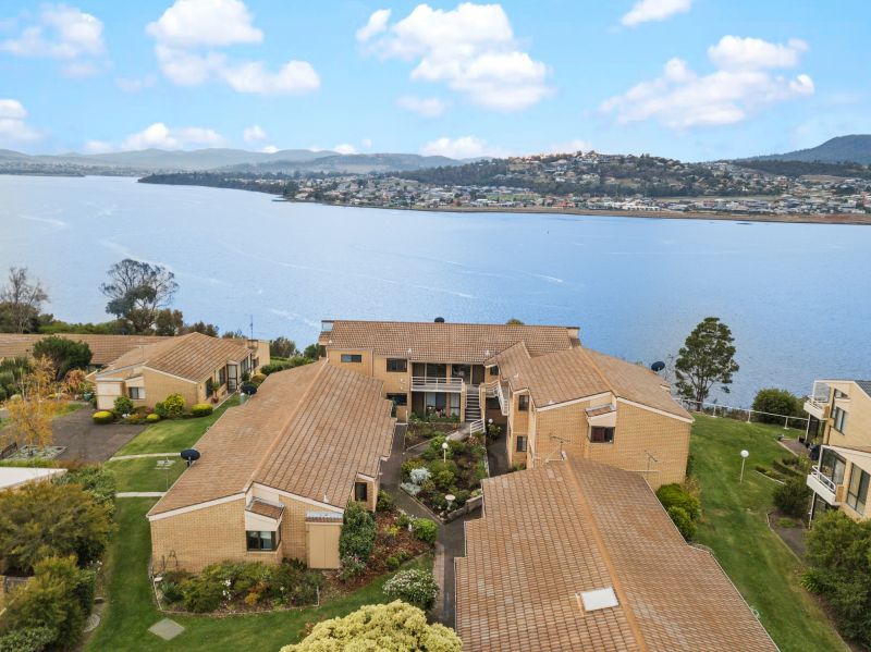 Two bed unit with majestic views of the Derwent River