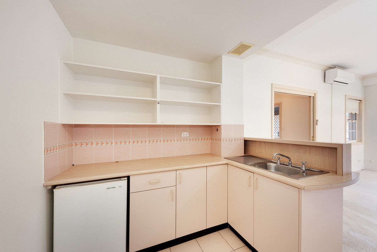 PREMIER,  SPACIOUS ONE BEDROOM APARTMENT