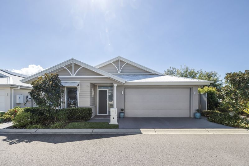 Elegant Three-Bedroom Retreat - Sunlit Alfresco Living