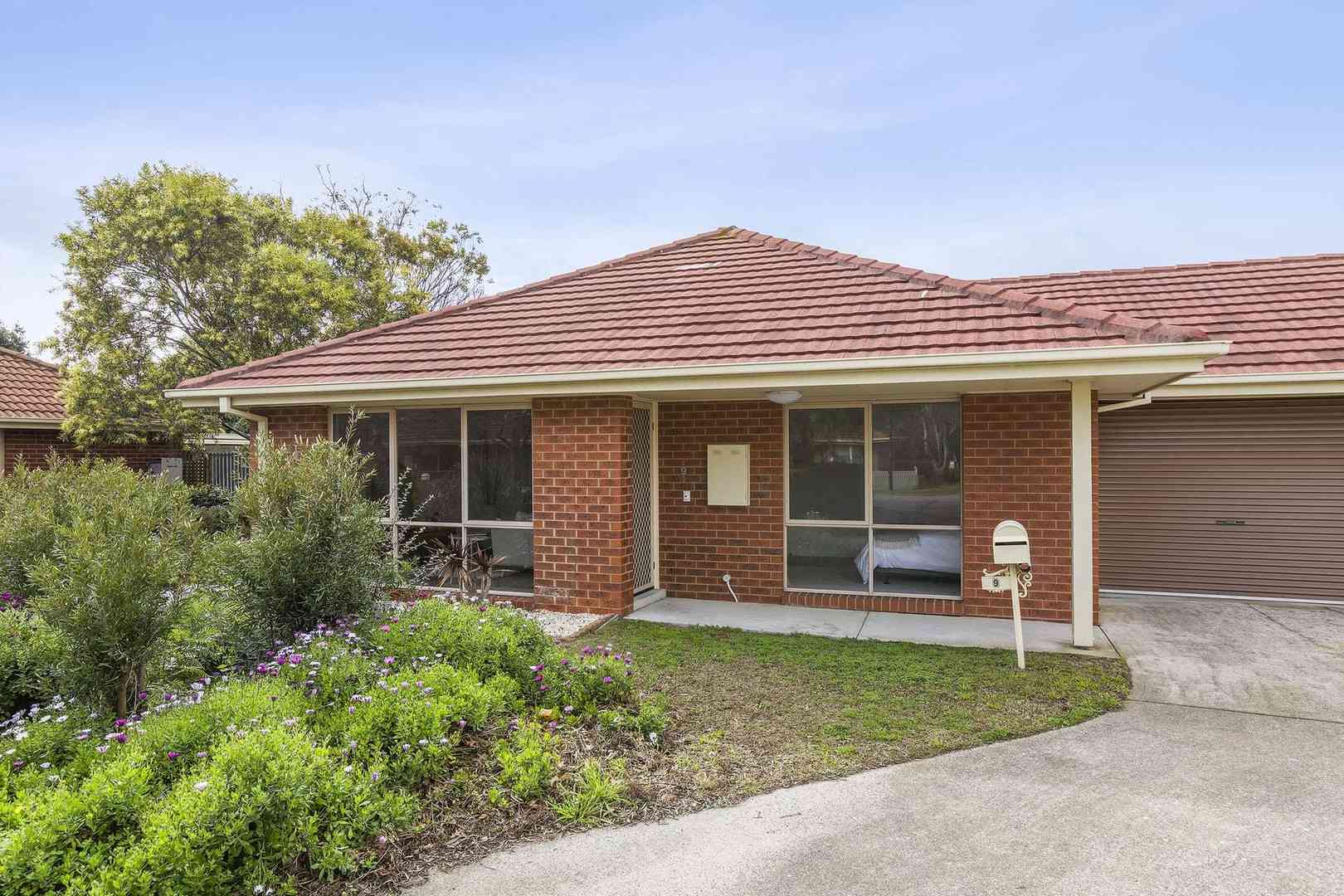 Beautifully presented Unit with Space to Unwind
