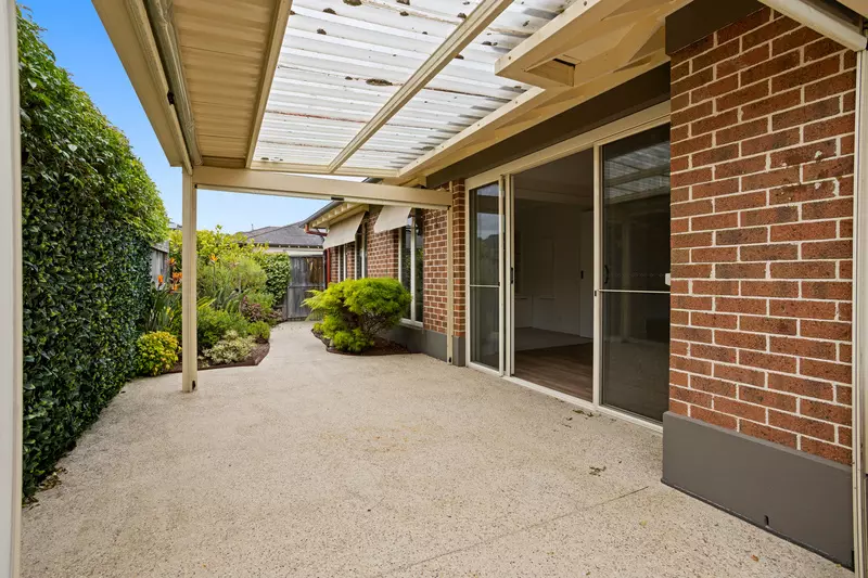 Impressive Villa with Vaulted Ceilings and Private Courtyard
