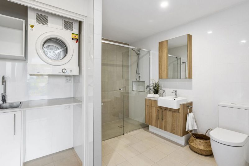 A light and airy top floor, north facing apartment with city views