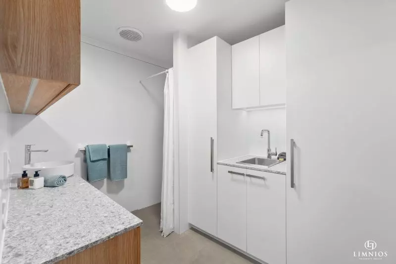 CURRENTLY UNDER OFFER. Fabulous garden apartment!