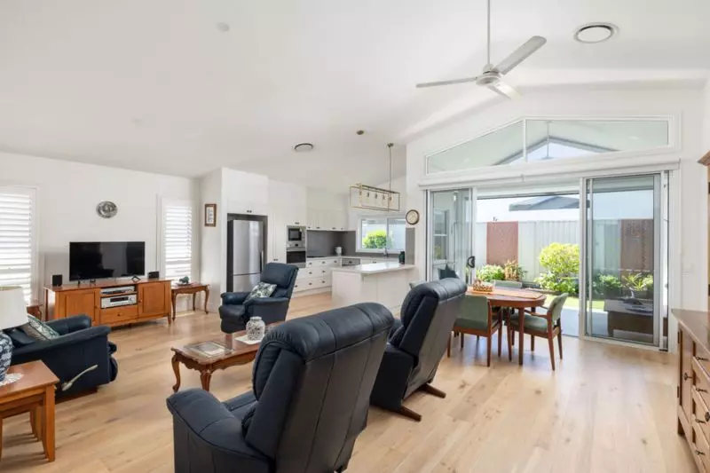 Elegant Three-Bedroom Retreat - Sunlit Alfresco Living