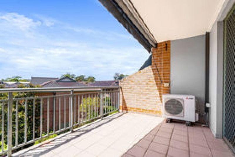 East facing upper floor unit with lift access