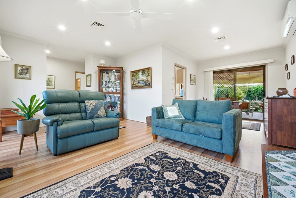 Relaxed Over-55s Living Beside the Botanic Gardens