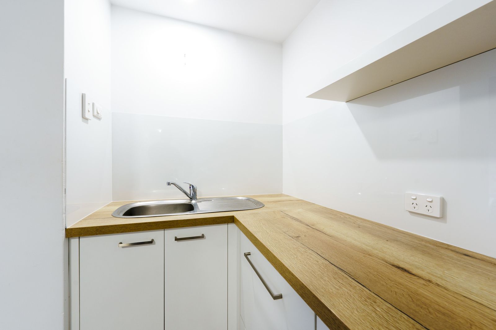 West-facing one-bedroom apartment with new kitchen