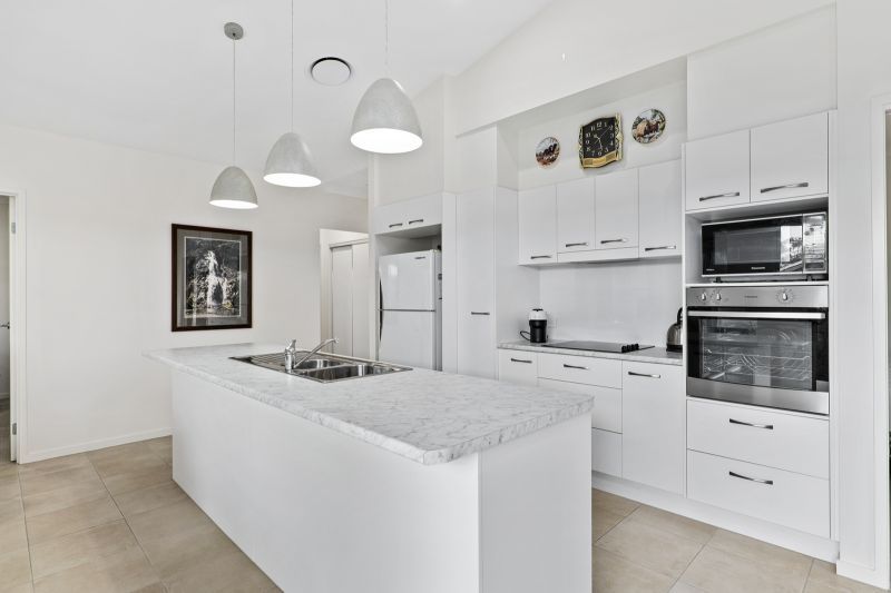 Light and Bright Home – Modern Comfort and Privacy