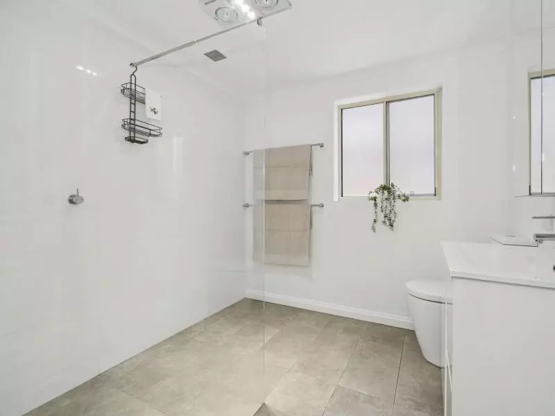 Secluded garden apartment with lush surroundings