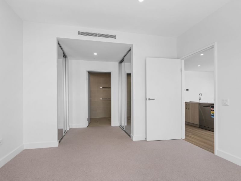 Elegant Apartment with Sunlit Balcony