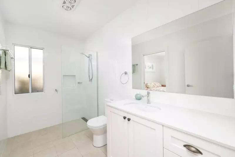 Elegant Three-Bedroom Retreat - Sunlit Alfresco Living