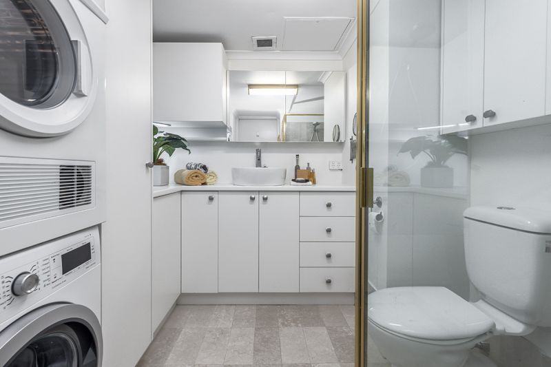 Beautifully Presented Renovated One Bedroom with Extra Workspace