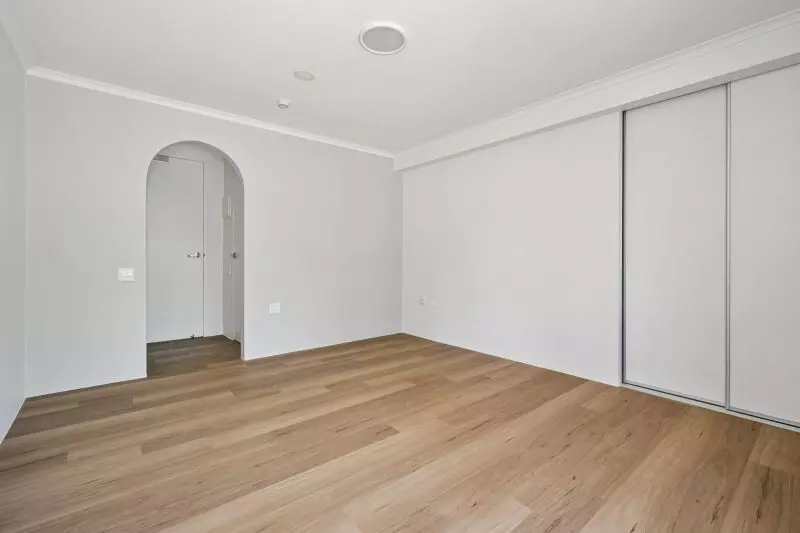 Retire in Style - Modern Studio Serviced Apartment in the Heart of the Northern Beaches