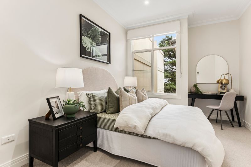 Stylish west-facing two-bedroom apartment!