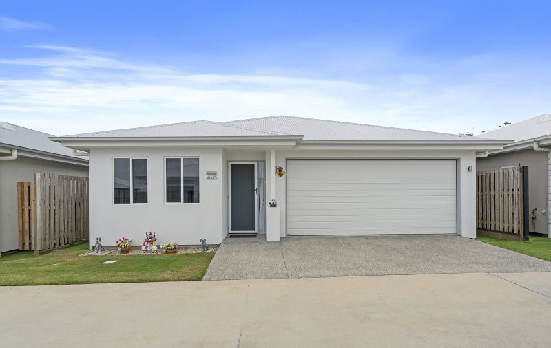 Elegant 2 Bedroom + Study - Near New