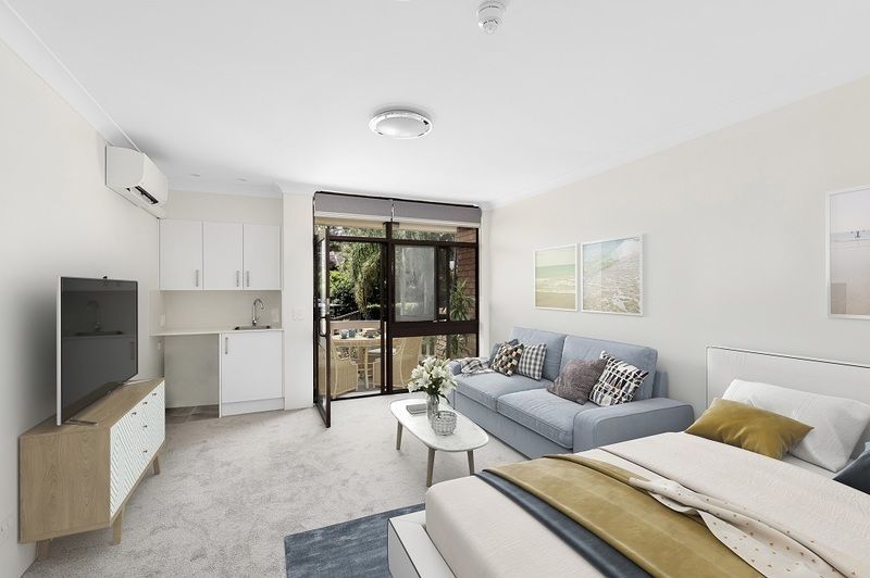 Sunny North facing studio apartment with terrace overlooking luscious green gardens.