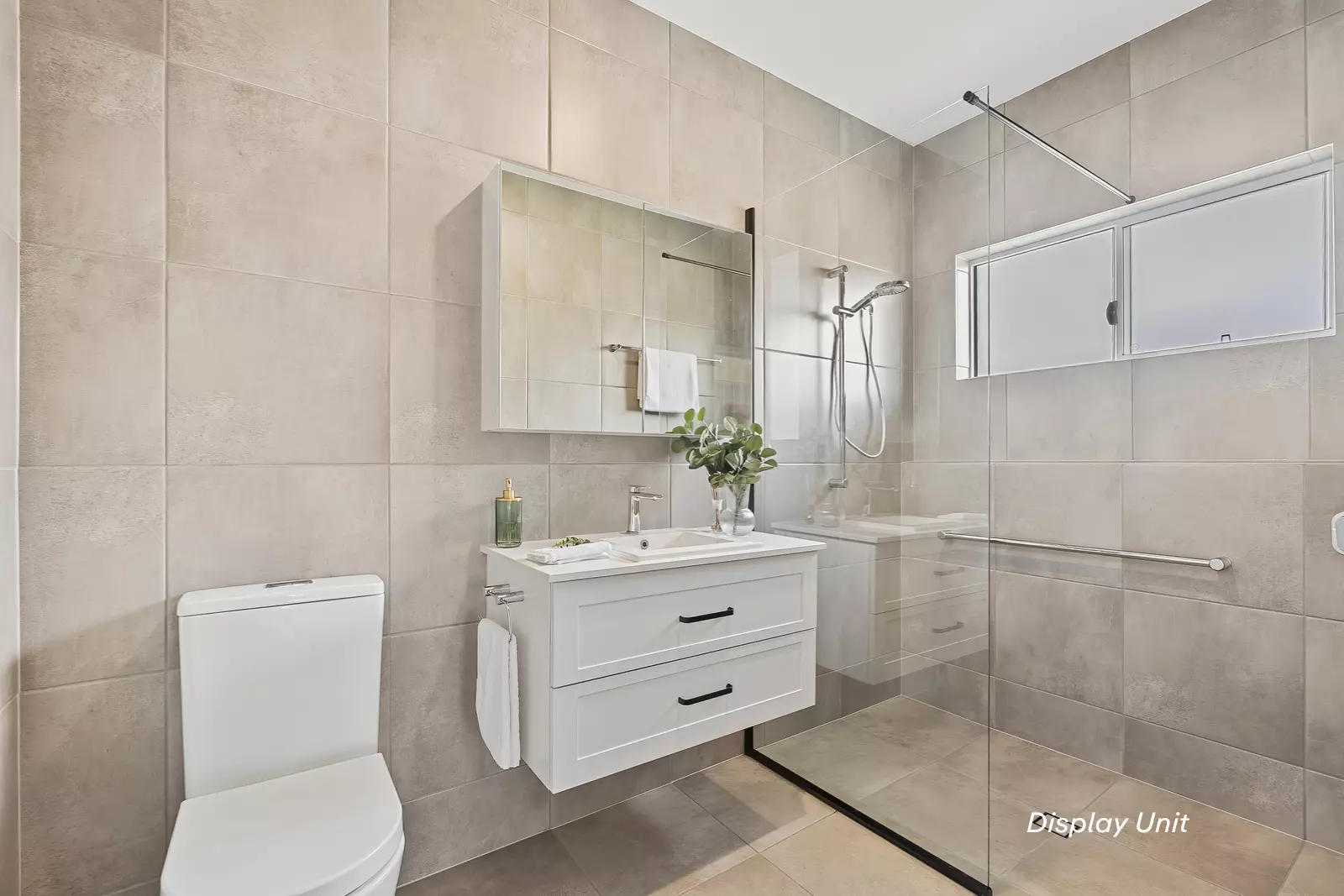 Final chance to buy a brand new Unit - ready now!